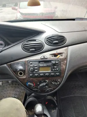 Foto de CONSOLA CENTRAL FORD FOCUS BERLINA (CAK) 1.6 16V CAT (101 CV / 74 KW)