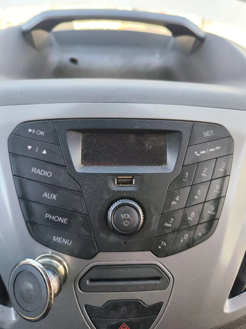 Foto de SISTEMA AUDIO / RADIO CD FORD TRANSIT CHASIS CABINA (TTG) 2.0 TDCi CAT (170 CV / 125 KW)