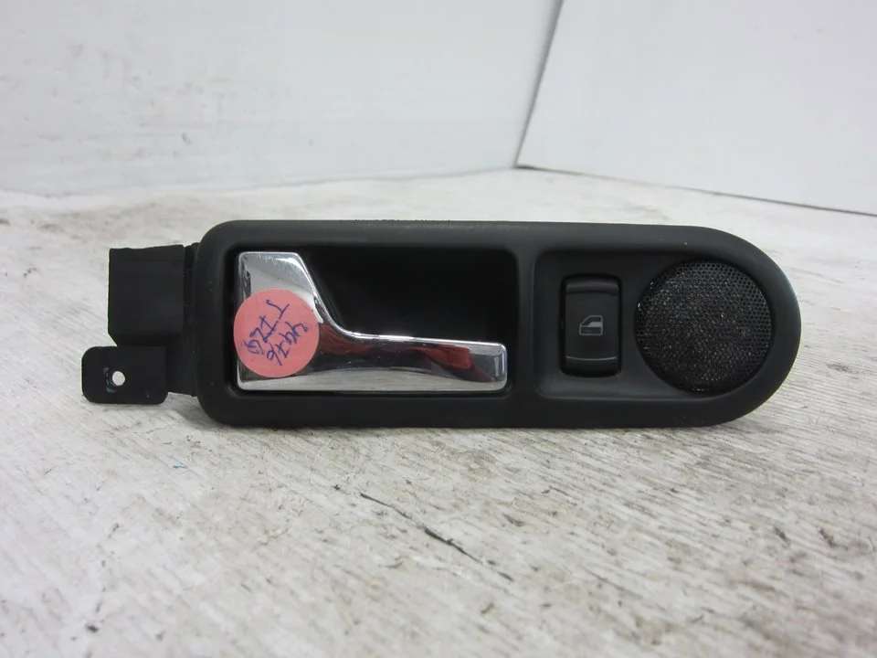 Foto de MANETA INTERIOR TRASERA IZQUIERDA VOLKSWAGEN GOLF IV BERLINA (1J1)(10.1997) 1.6 (101 CV / 74 KW) referencia 3B0839113AP