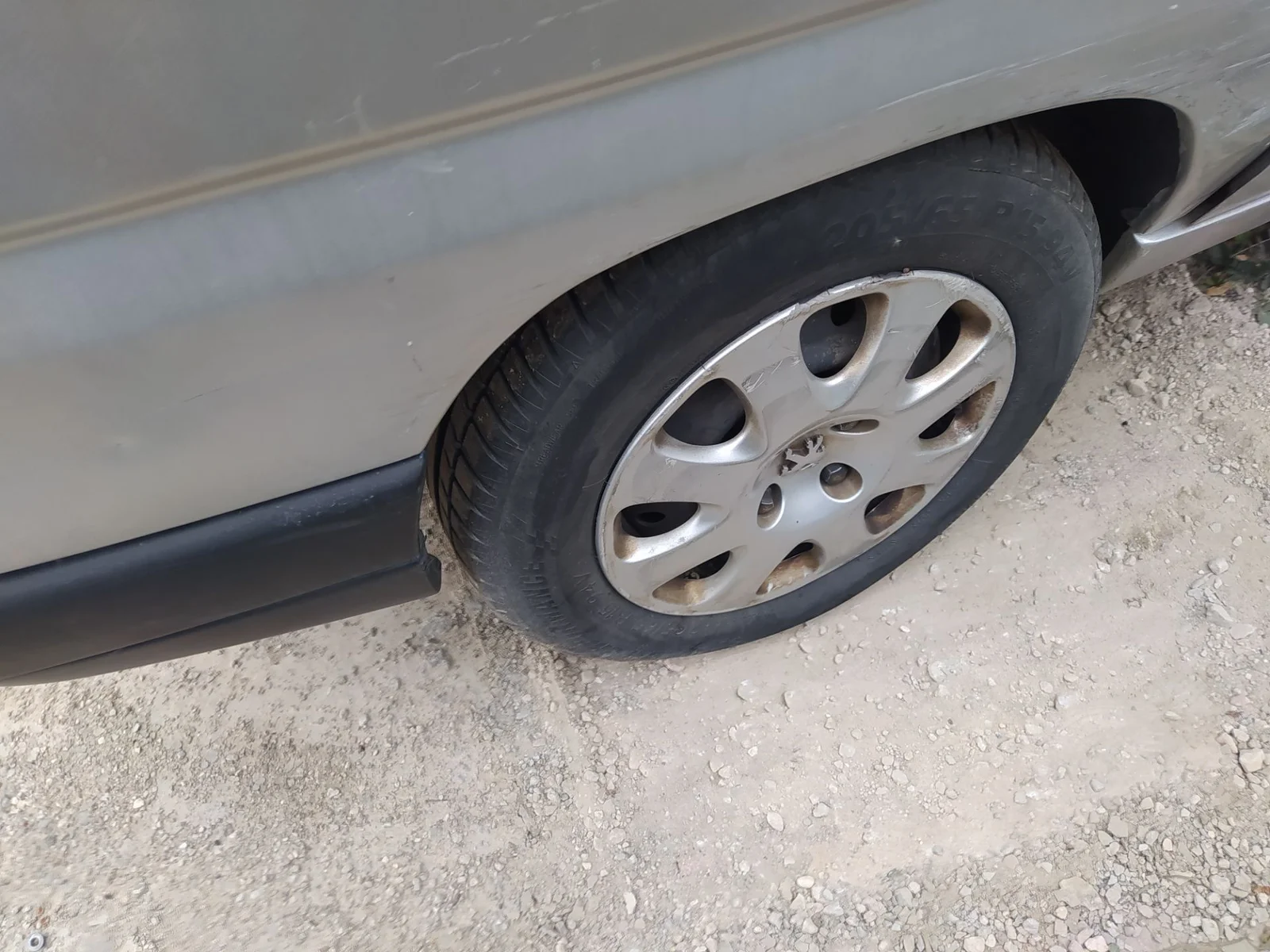 Foto de PASO RUEDA TRASERO DERECHO PEUGEOT EXPERT FURGÓN COMFORT (1995) 2.0 HDi (109 CV / 80 KW)