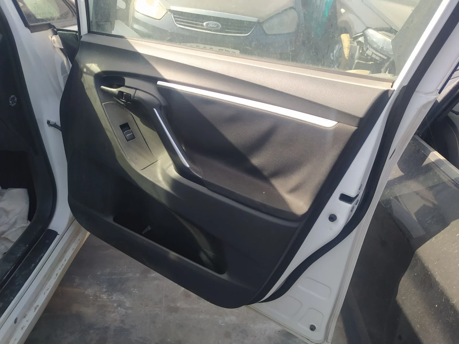 Foto de CERRADURA PUERTA DELANTERA DERECHA TOYOTA VERSO (AUR2/ZGR2) 1.6 D-4D CAT (112 CV / 82 KW) referencia 6903005131