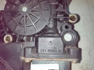 Foto de MOTOR ELEVALUNAS DELANTERO DERECHO AUDI A4 BERLINA (B5) referencia 0536001401 foto 2