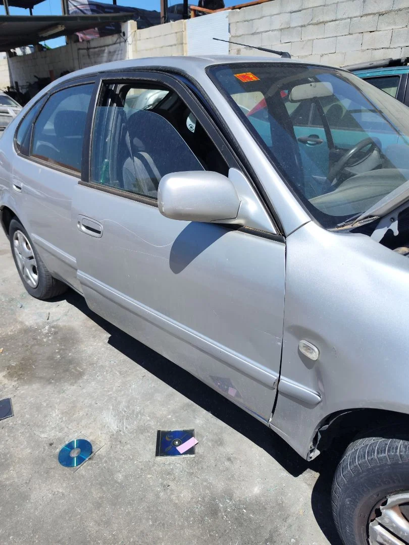 Foto de PUERTA DELANTERA DERECHA TOYOTA COROLLA (E11) 2.0 Turbodiesel CAT (90 CV / 66 KW) referencia 6700102120
