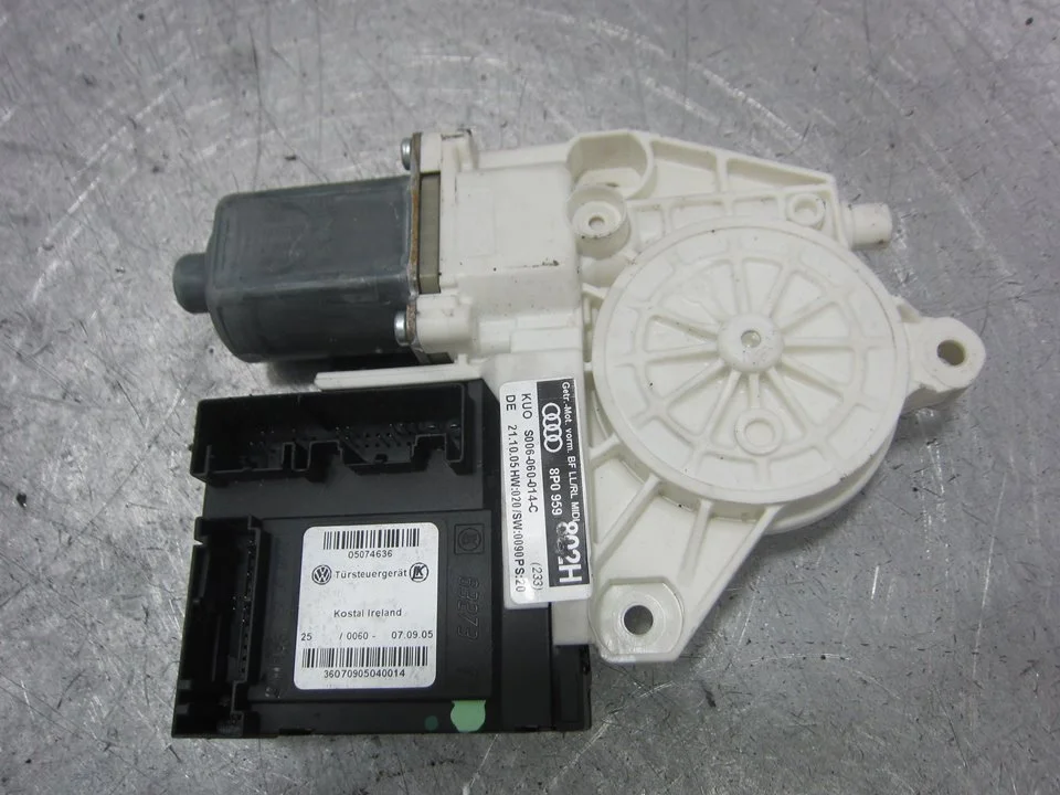 Foto de MOTOR ELEVALUNAS DELANTERO DERECHO AUDI A3 (8P1) 1.9 TDI (105 CV / 77 KW) referencia 8P0959802H