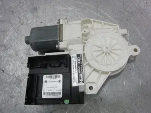 Foto de MOTOR ELEVALUNAS DELANTERO DERECHO AUDI A3 (8P1) 1.9 TDI (105 CV / 77 KW) referencia 8P0959802H