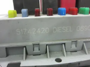 Foto de CAJA RELES / FUSIBLES ALFA ROMEO 147 (190) 1.9 JTD CAT (101 CV / 74 KW) referencia 51742420 foto 2