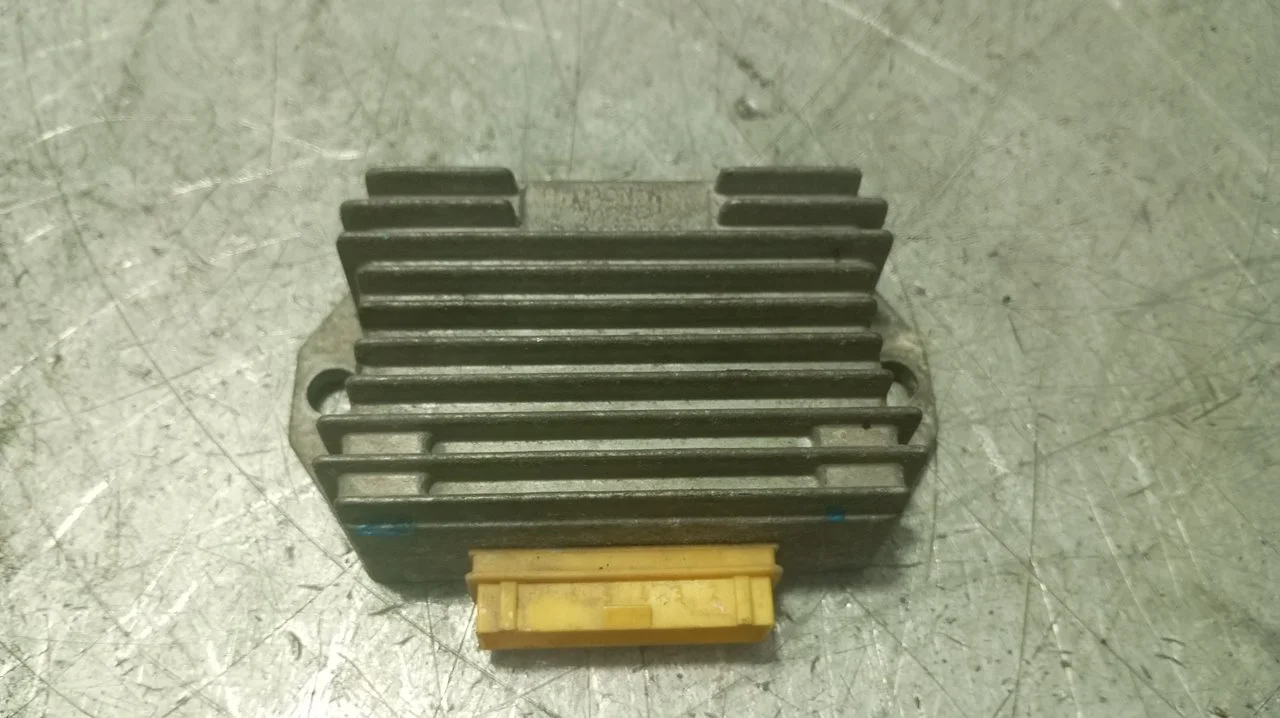 Foto de REGULADOR DE CORRIENTE PIAGGIO (VESPA) (VESPA) GILERA 49.30 cc 3.01 ci (40.0 39.3 mm 1.6x 1.5 pgd) referencia RBC10001