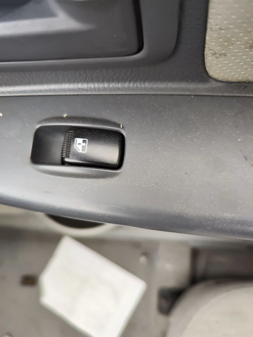 Foto de MANDO ELEVALUNAS DELANTERO DERECHO KIA CERATO (LD) 1.5 CRDi (102 CV / 75 KW) referencia 935752F000NZ