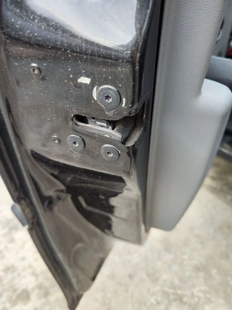 Foto de CERRADURA PUERTA DELANTERA IZQUIERDA RENAULT CLIO III 1.2 16V (75 CV / 55 KW)