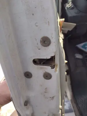 Foto de CERRADURA PUERTA DELANTERA IZQUIERDA IVECO DAILY FURGÓN 2.3 Diesel (97 CV / 71 KW)