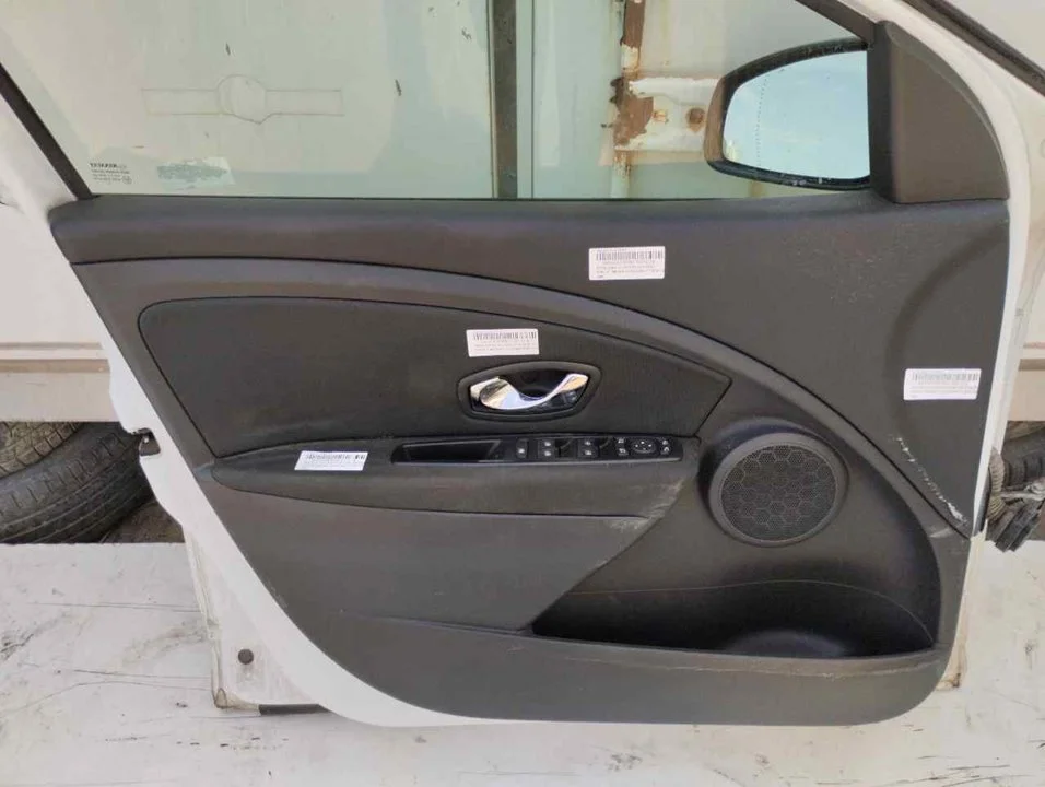 Foto de GUARNECIDO PUERTA DELANTERA IZQUIERDA RENAULT MEGANE III BERLINA 5P 1.2 TCE (132 CV / 97 KW)