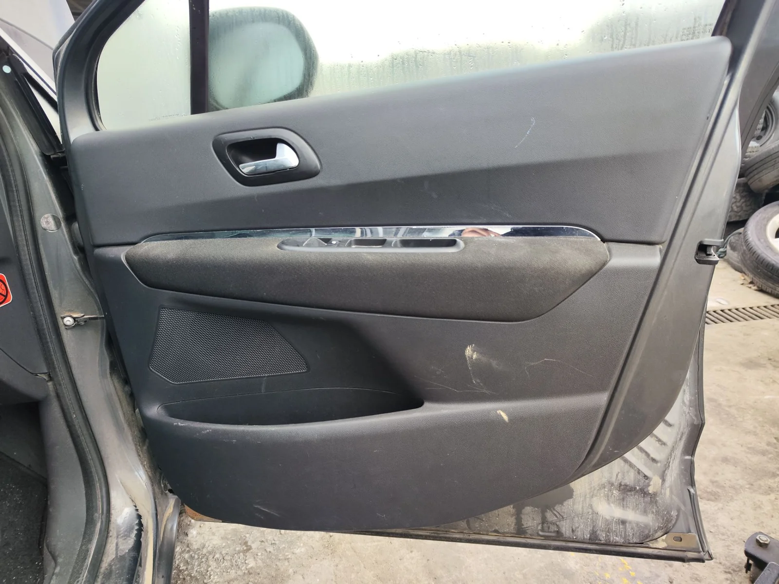 Foto de GUARNECIDO PUERTA DELANTERA DERECHA PEUGEOT 5008 1.6 HDi FAP CAT (9HZ / DV6TED4) (109 CV / 80 KW)