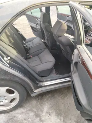 Foto de GOMAS CONTORNO PUERTA MERCEDES-BENZ CLASE E (BM 210) BERLINA 3.0 Diesel CAT (136 CV / 100 KW)