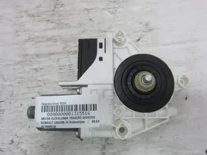 Foto de MOTOR ELEVALUNAS TRASERO DERECHO RENAULT LAGUNA III BERLINA 2.0 dCi Diesel CAT (131 CV / 96 KW) referencia 827300001R foto 6