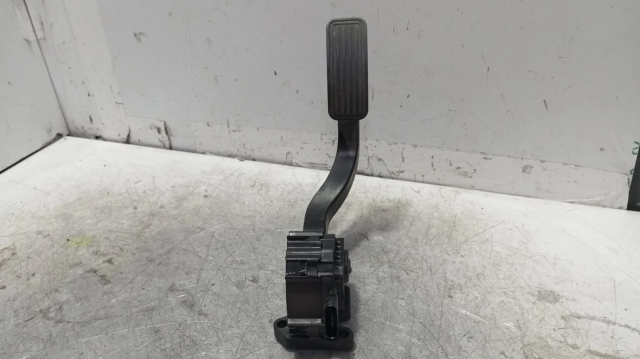 Foto de POTENCIOMETRO PEDAL TESLA MODEL 3 eléctrico 258 kW (cont. 153 kW) (350 CV / 258 KW) referencia 1011298