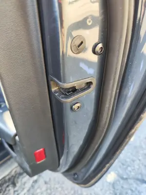 Foto de CERRADURA PUERTA TRASERA DERECHA AUDI A6 AVANT (4GD) 2.0 16V TDI (190 CV / 140 KW) referencia 4G0839016C