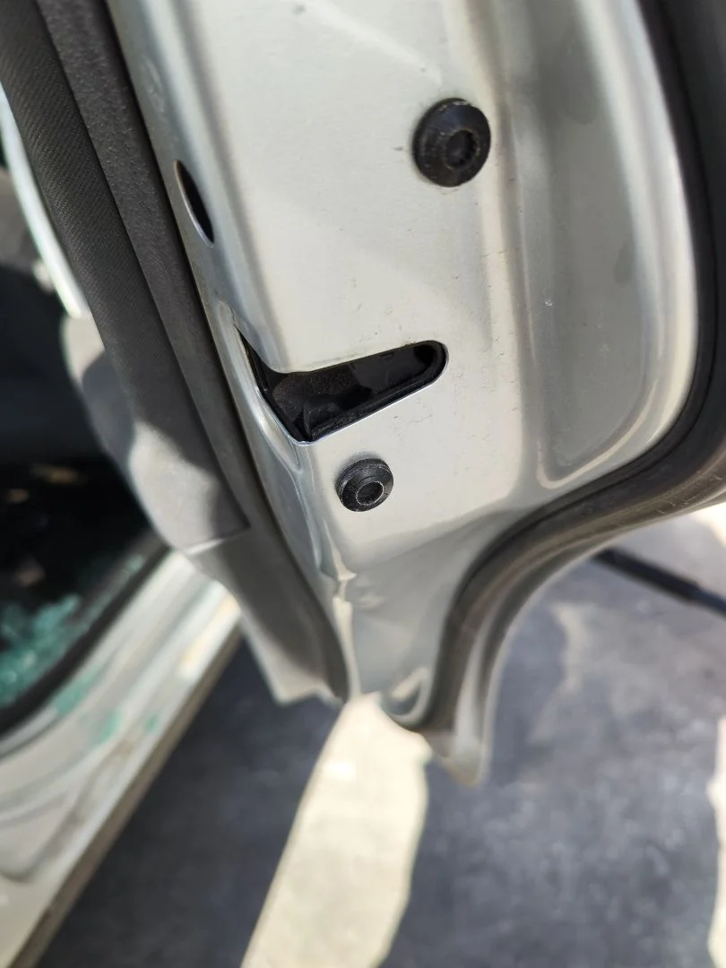 Foto de CERRADURA PUERTA TRASERA DERECHA VOLKSWAGEN POLO IV (9N1) 1.4 16V (75 CV / 55 KW)