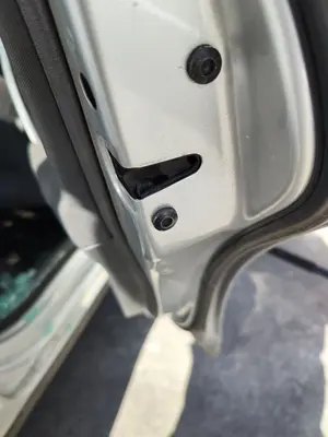 Foto de CERRADURA PUERTA TRASERA DERECHA VOLKSWAGEN POLO IV (9N1) 1.4 16V (75 CV / 55 KW) referencia 3B4839015AN
