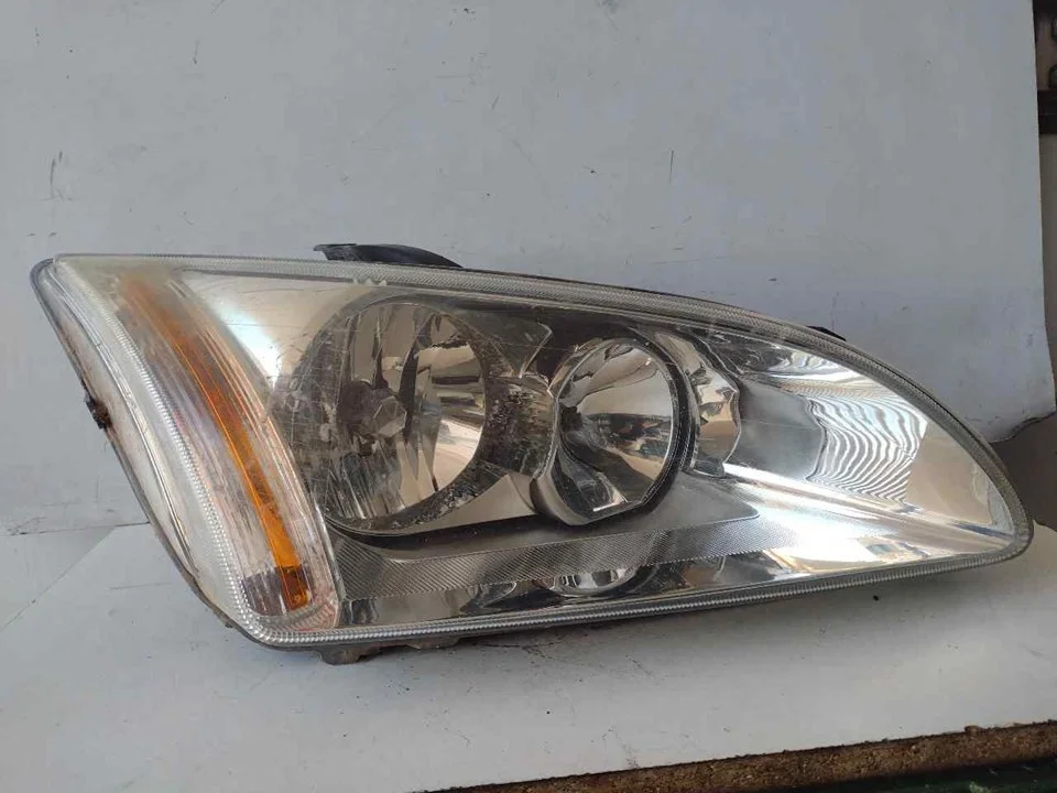 Foto de FARO DERECHO FORD FOCUS BERLINA (CAP) 1.6 16V CAT (101 CV / 74 KW) referencia 4M5113K060AA