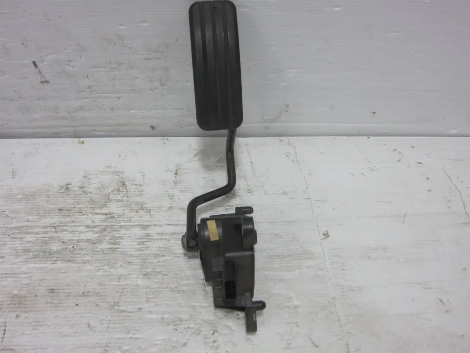 Foto de PEDAL ACELERADOR RENAULT CLIO III 1.5 dCi Diesel (68 CV / 50 KW) referencia 8200297335