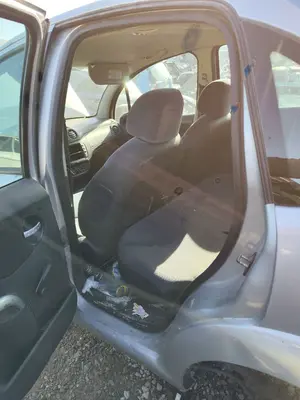 Foto de GOMAS CONTORNO PUERTA CITROEN C3 1.4  (73 CV / 54 KW)