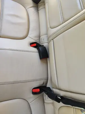 Foto de ENGANCHE CINTURON TRASERO DERECHO JAGUAR XE 2.0  Turbo CAT (200 CV / 147 KW) referencia 2R83F60045