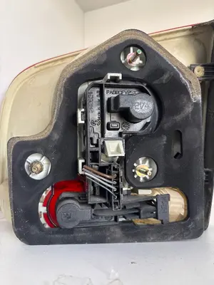 Foto de PILOTO TRASERO DERECHO INTERIOR SIN MARCA SIN MODELO referencia 7L6945093H foto 2