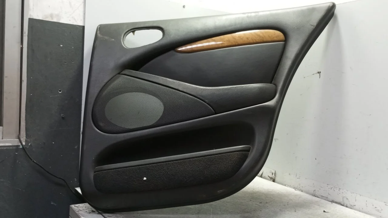Foto de GUARNECIDO PUERTA TRASERA DERECHA JAGUAR S-TYPE (03.1999) 4.0 V8 32V CAT (276 CV / 203 KW) referencia XR817813AGM