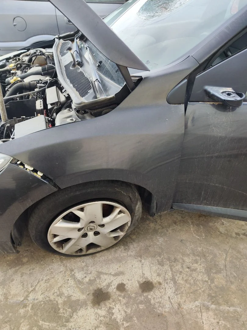 Foto de ALETA DELANTERA IZQUIERDA RENAULT MEGANE III BERLINA 5P 1.5 dCi Diesel FAP (110 CV / 81 KW) referencia 631011470R