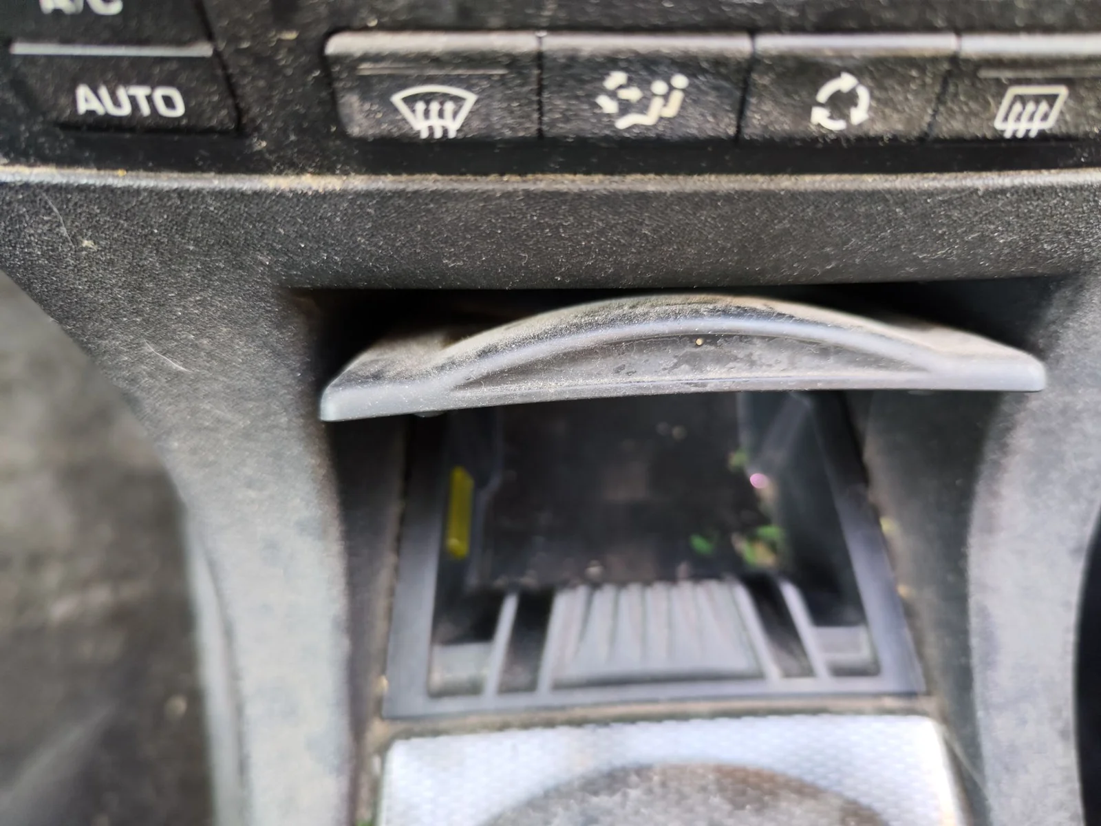 Foto de CENICERO CITROEN C4 BERLINA 1.6 16V HDi (90 CV / 66 KW)