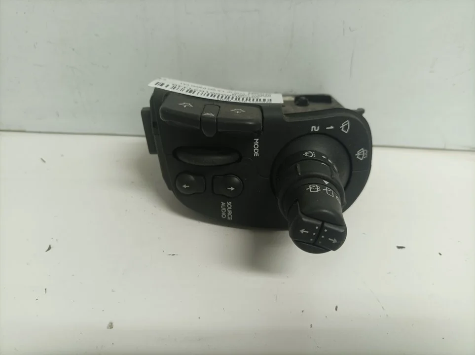 Foto de MANDO LIMPIA RENAULT CLIO III referencia 88103003