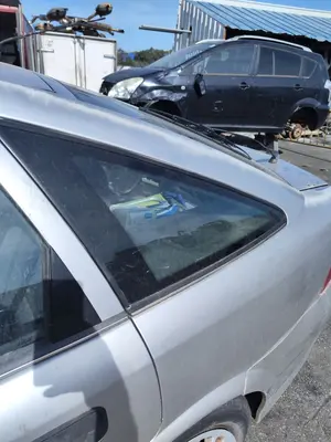 Foto de LUNA CUSTODIA TRASERA IZQUIERDA OPEL VECTRA B BERLINA 2.0 DTI (101 CV / 74 KW)