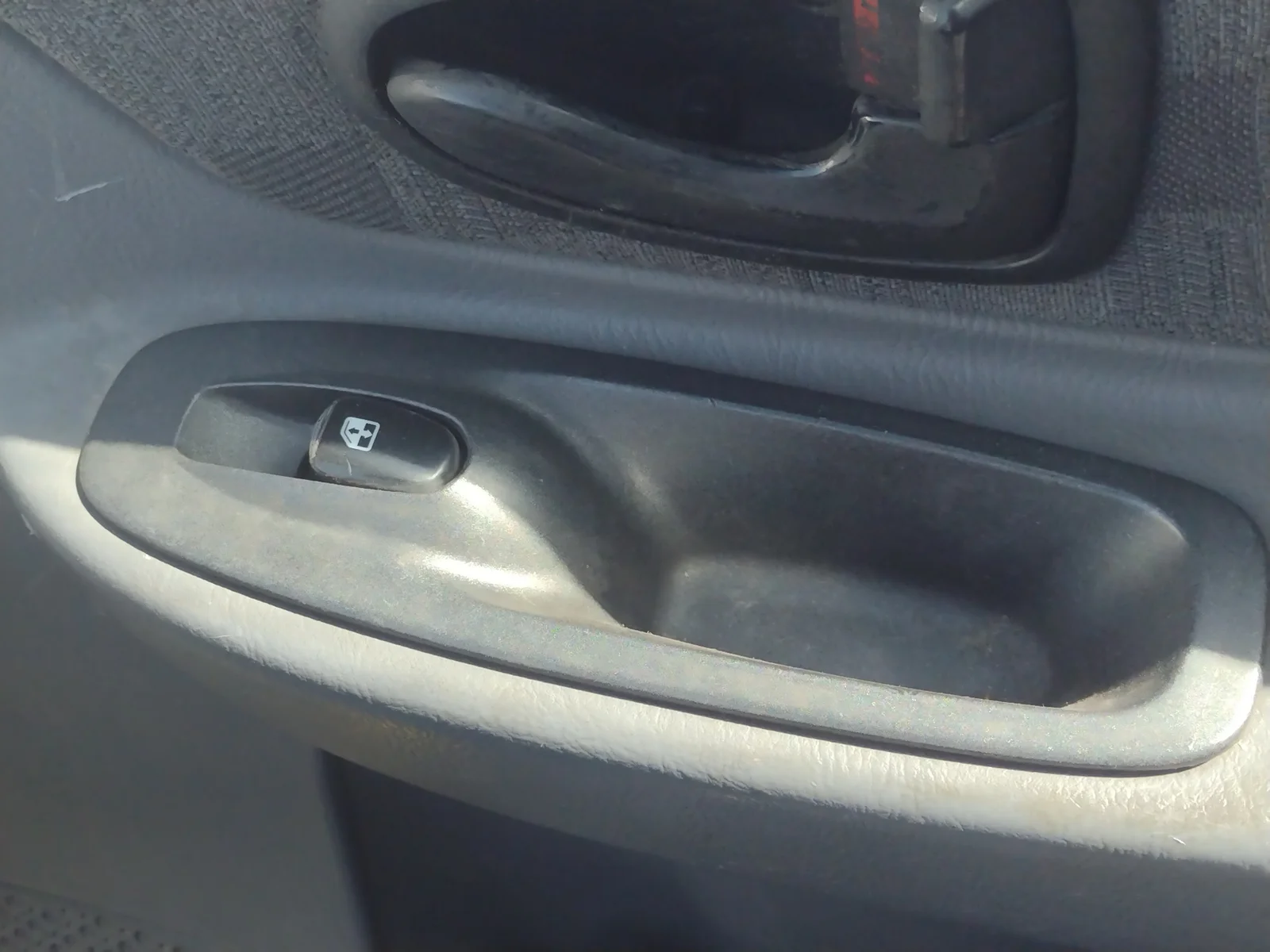 Foto de MANDO ELEVALUNAS DELANTERO DERECHO HYUNDAI ACCENT (LC) 1.5 CRDi CAT (82 CV / 60 KW) referencia 9358025000YN
