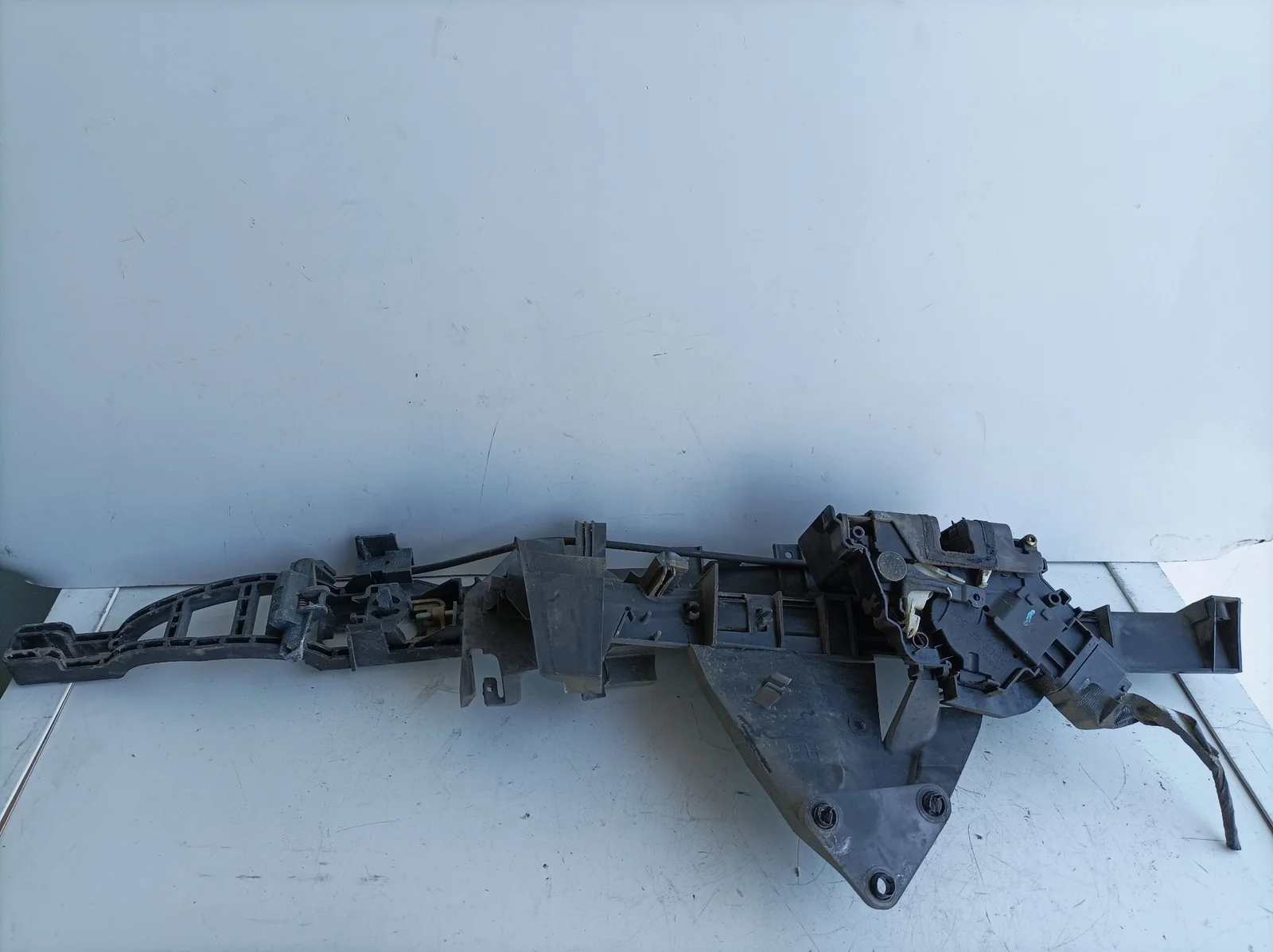 Foto de CERRADURA PUERTA DELANTERA DERECHA FORD FOCUS BERLINA (CAK) referencia 2400001