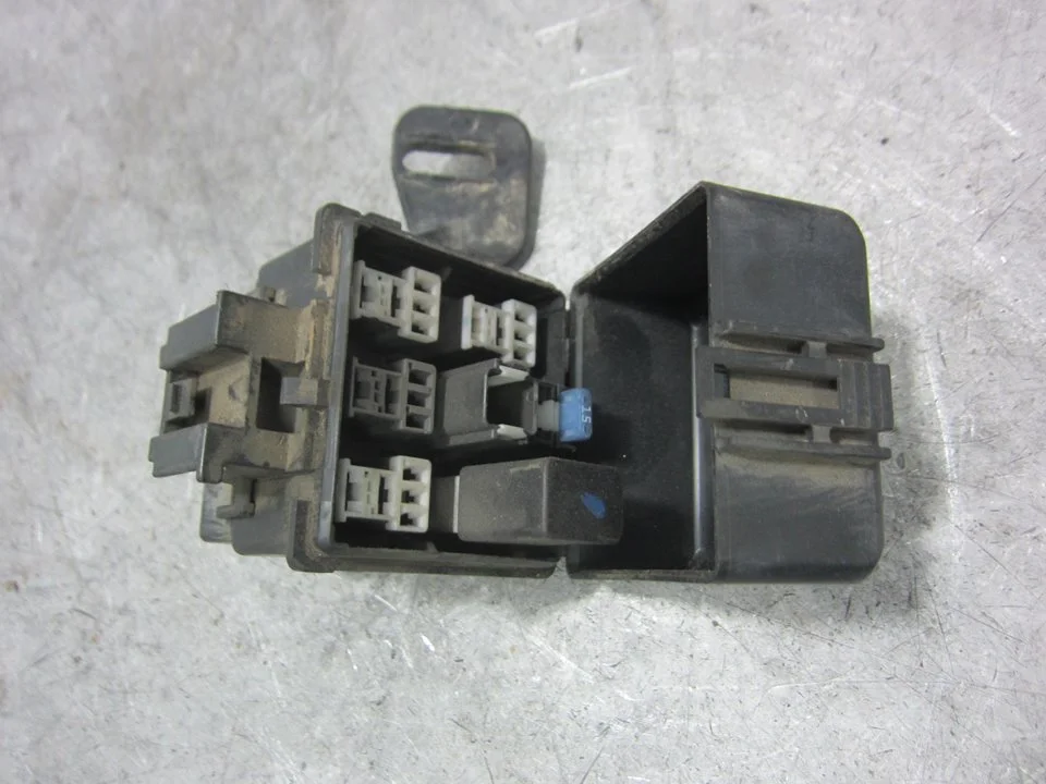 Foto de CAJA RELES / FUSIBLES SUZUKI IGNIS RM (MH) 1.3 DDiS Diesel CAT (69 CV / 51 KW)