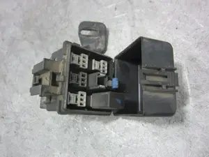 Foto de CAJA RELES / FUSIBLES SUZUKI IGNIS RM (MH) 1.3 DDiS Diesel CAT (69 CV / 51 KW)