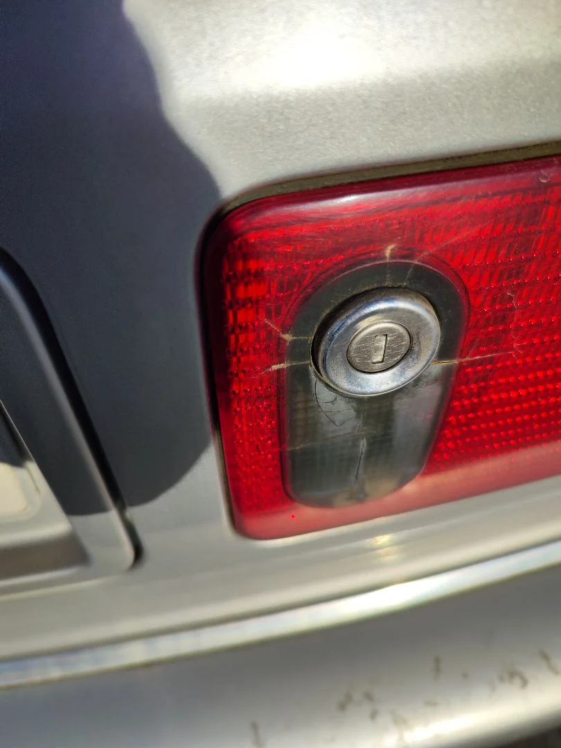 Foto de CERRADURA MALETERO / PORTON AUDI A8 (D2) 4.2 V8 40V (310 CV / 228 KW)
