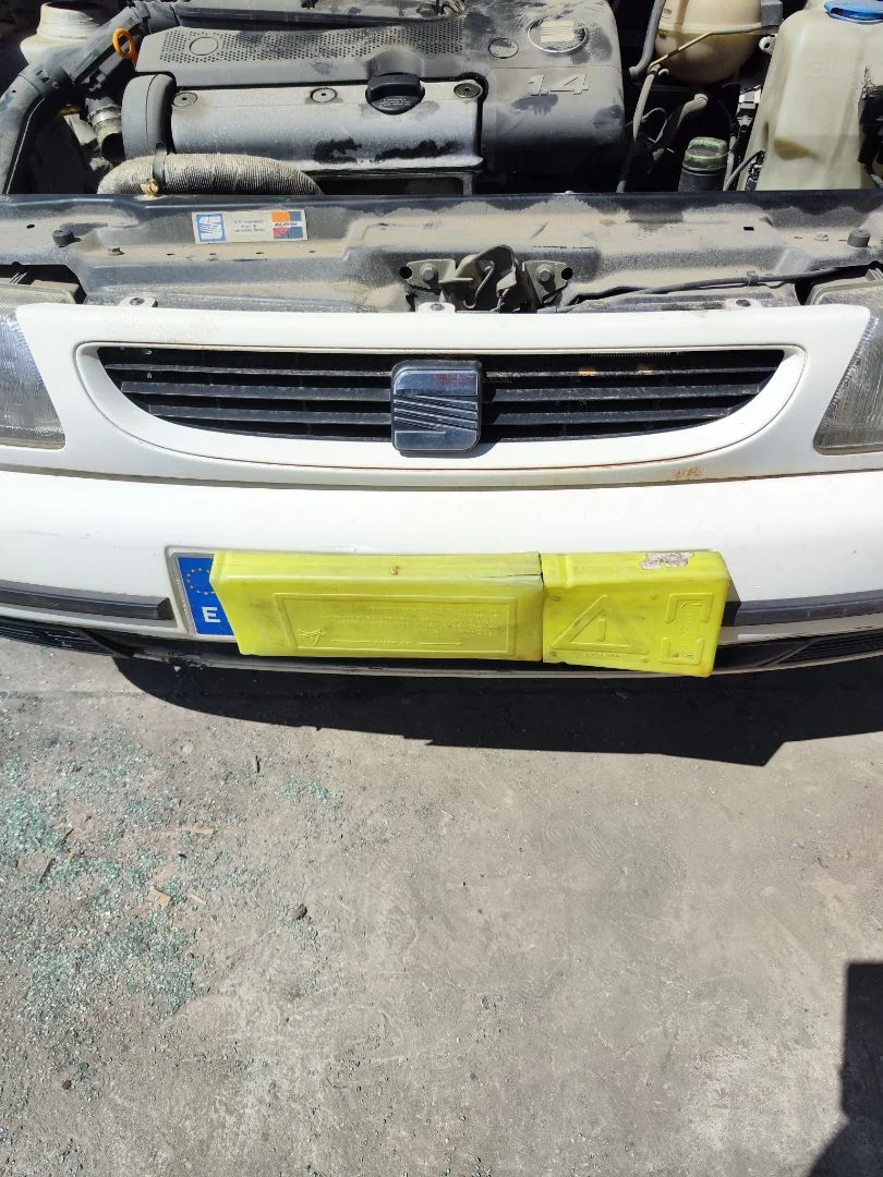 Foto de REJILLA DELANTERA SEAT IBIZA (6K1) 1.4 (60 CV / 44 KW)