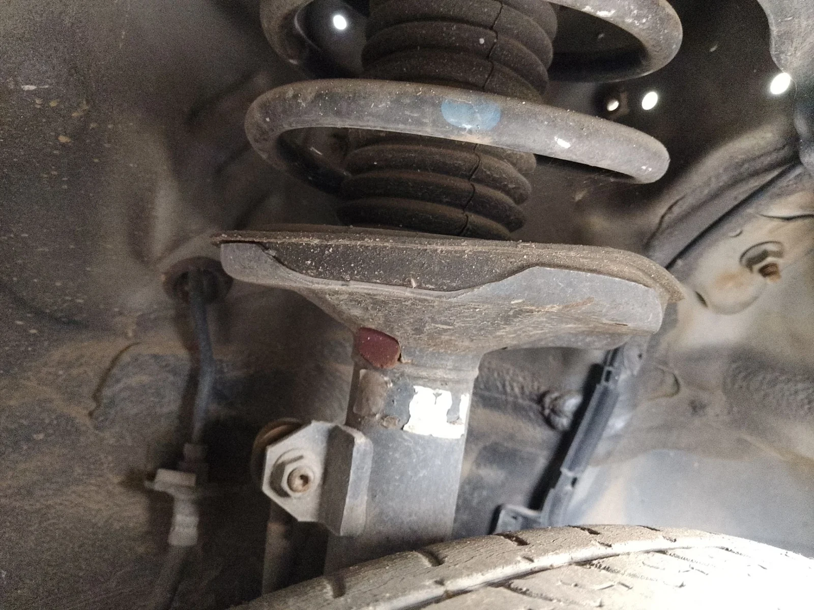 Foto de AMORTIGUADOR DELANTERO DERECHO TOYOTA COROLLA (E12) 1.4 16V CAT (97 CV / 71 KW)