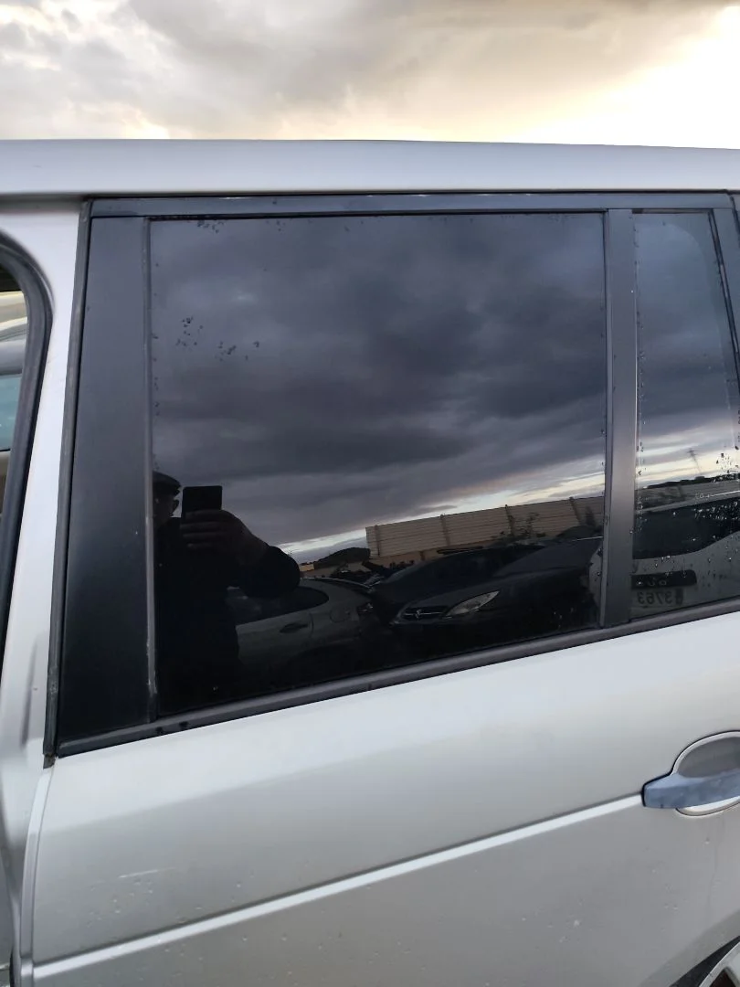 Foto de LUNA TRASERA IZQUIERDA LAND ROVER RANGE ROVER (LM) 4.4 V8 CAT (306 CV / 225 KW)