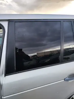 Foto de LUNA TRASERA IZQUIERDA LAND ROVER RANGE ROVER (LM) 4.4 V8 CAT (306 CV / 225 KW)