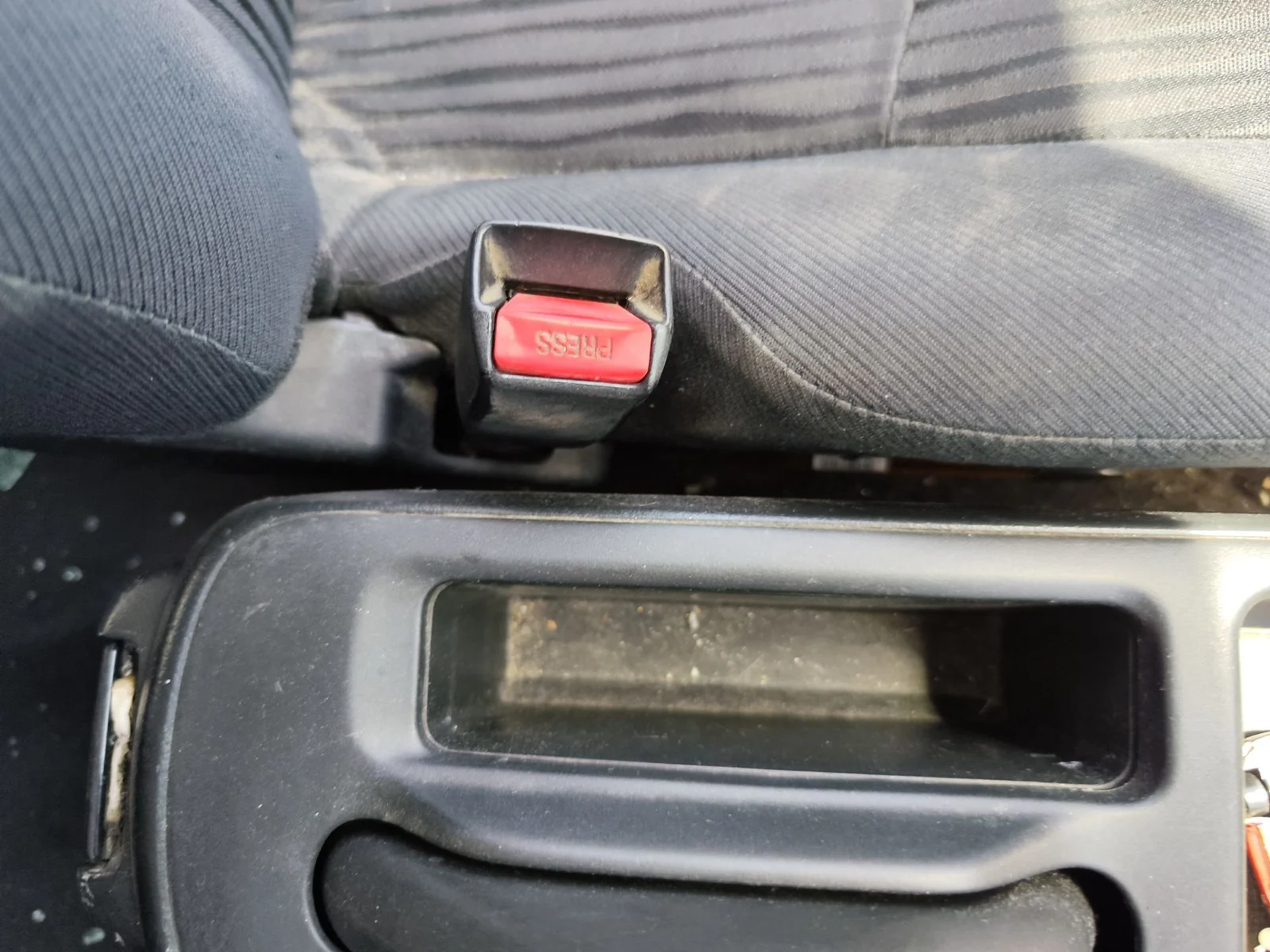 Foto de ENGANCHE CINTURON DELANTERO IZQUIERDO HONDA CIVIC AERODECK (MB/MC) 1.6 CAT (D 16 B 2) (116 CV / 85 KW)