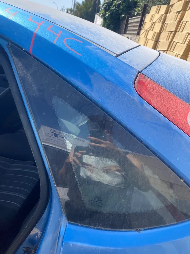 Foto de LUNA CUSTODIA TRASERA IZQUIERDA FORD FOCUS BERLINA (CB4) 1.6 TDCi CAT (109 CV / 80 KW)
