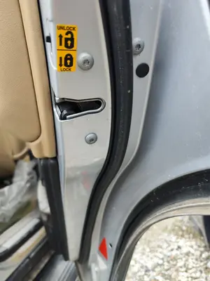 Foto de CERRADURA PUERTA TRASERA DERECHA LAND ROVER RANGE ROVER (LM) 4.4 V8 CAT (306 CV / 225 KW)