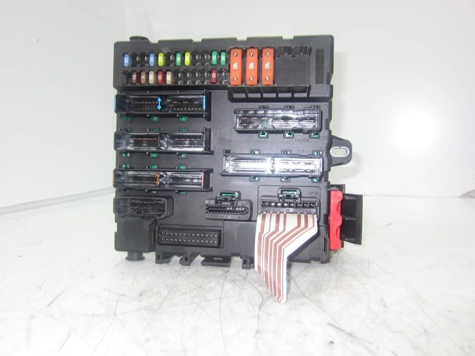 Foto de CAJA RELES / FUSIBLES OPEL VECTRA C BERLINA referencia 13205776