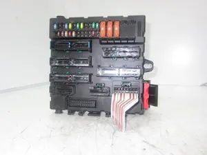 Foto de CAJA RELES / FUSIBLES OPEL VECTRA C BERLINA referencia 13205776 foto 1