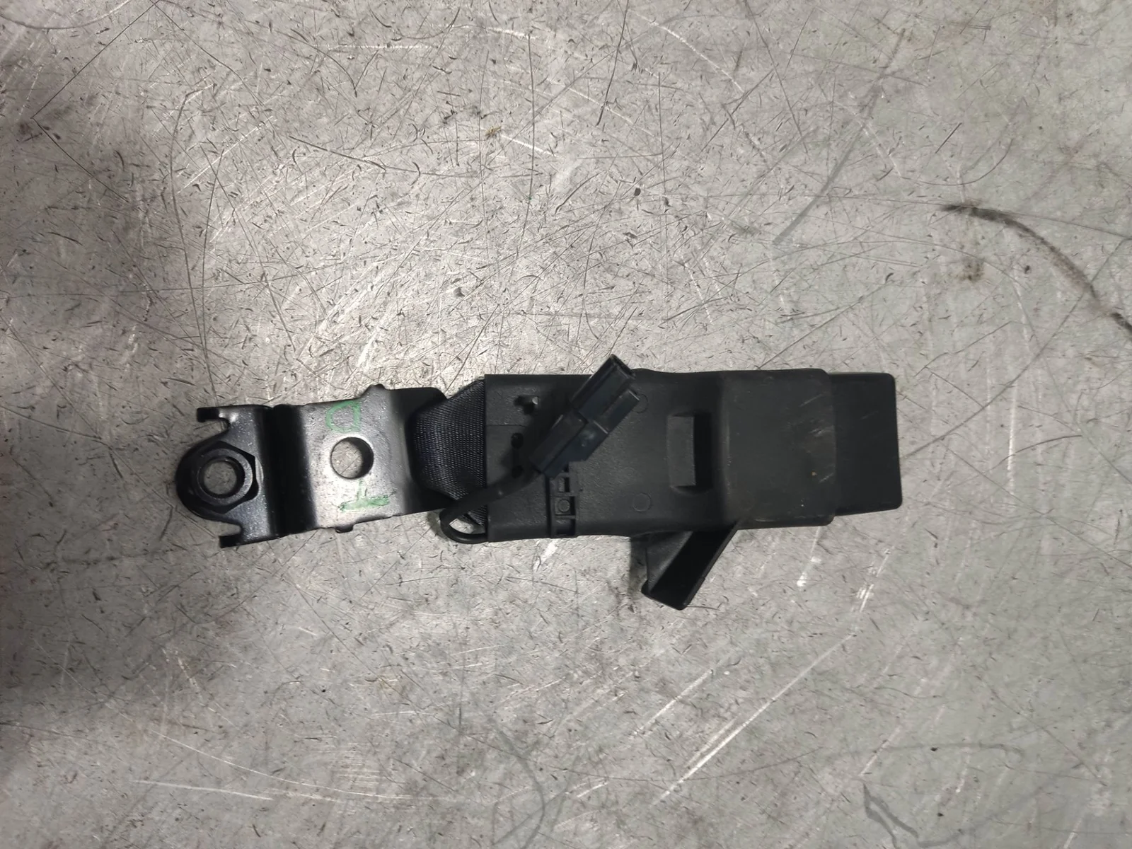 Foto de ENGANCHE CINTURON TRASERO DERECHO TOYOTA AVENSIS CROSS SPORT (T27) 1.8 16V CAT (147 CV / 108 KW) referencia 630934900