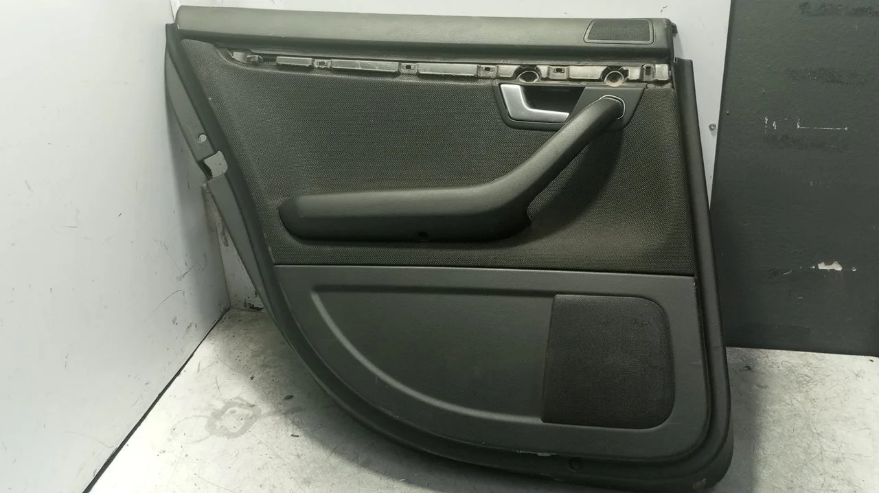 Foto de GUARNECIDO PUERTA TRASERA IZQUIERDA AUDI A4 AVANT (8E) 3.0 V6 24V TDI (233 CV / 171 KW) referencia 8E0867305