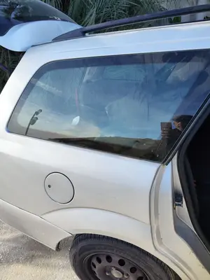 Foto de LUNA CUSTODIA TRASERA DERECHA FORD FOCUS FAMILIAR (CAK) 1.8 TDCi Turbodiesel CAT (116 CV / 85 KW)