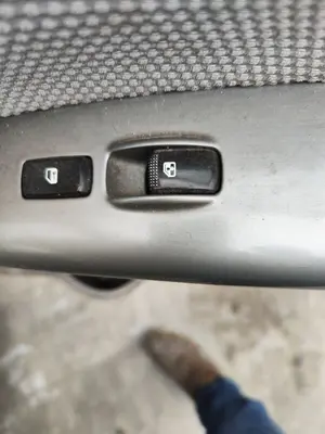 Foto de MANDO ELEVALUNAS DELANTERO DERECHO KIA CARNIVAL 2.9 CRDi CAT (185 CV / 136 KW)